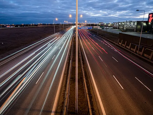 Bild von einer Autobahn mit Lichtern der Autos mit hoher Verschlusszeit.