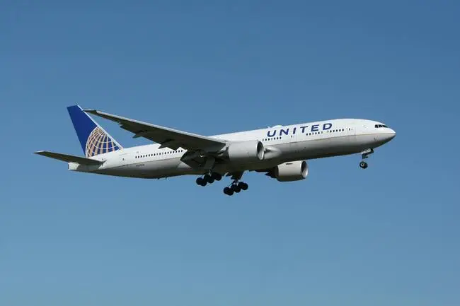 Flugzeug vor blauem Himmel