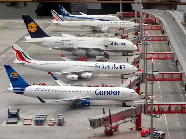 Flugzeuge verschiedener Fluggesellschaften stehen an Terminals.