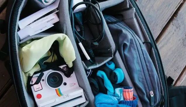 Inhalt eines Reiserucksacks, der zum Zoll geöffnet wird.