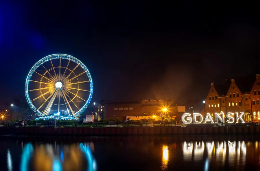 Blick über den Fluss Mottlau bei Nacht