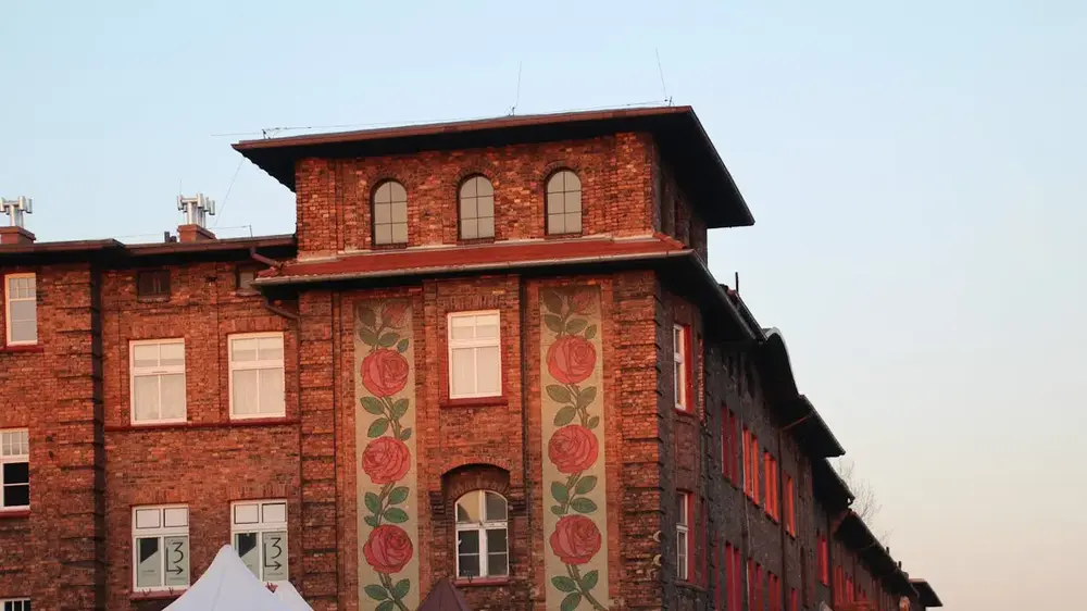 Backsteinfassade eines typischen Hauses in Nikiszowiec.